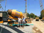 Auto concreto hidráulico do equipamento de construção que carrega o misturador concreto móvel