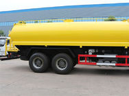 O caminhão amarelo do sistema de extinção de incêndios da água do caminhão de petroleiro de 6x4 18m3 com HW76 alonga o táxi