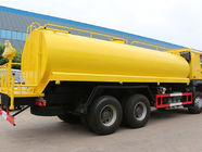 O caminhão amarelo do sistema de extinção de incêndios da água do caminhão de petroleiro de 6x4 18m3 com HW76 alonga o táxi