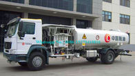 Caminhão de combustível poderoso do aeroporto dos veículos com rodas 4x4 6, reboque móvel 10000L do combustível de aviação