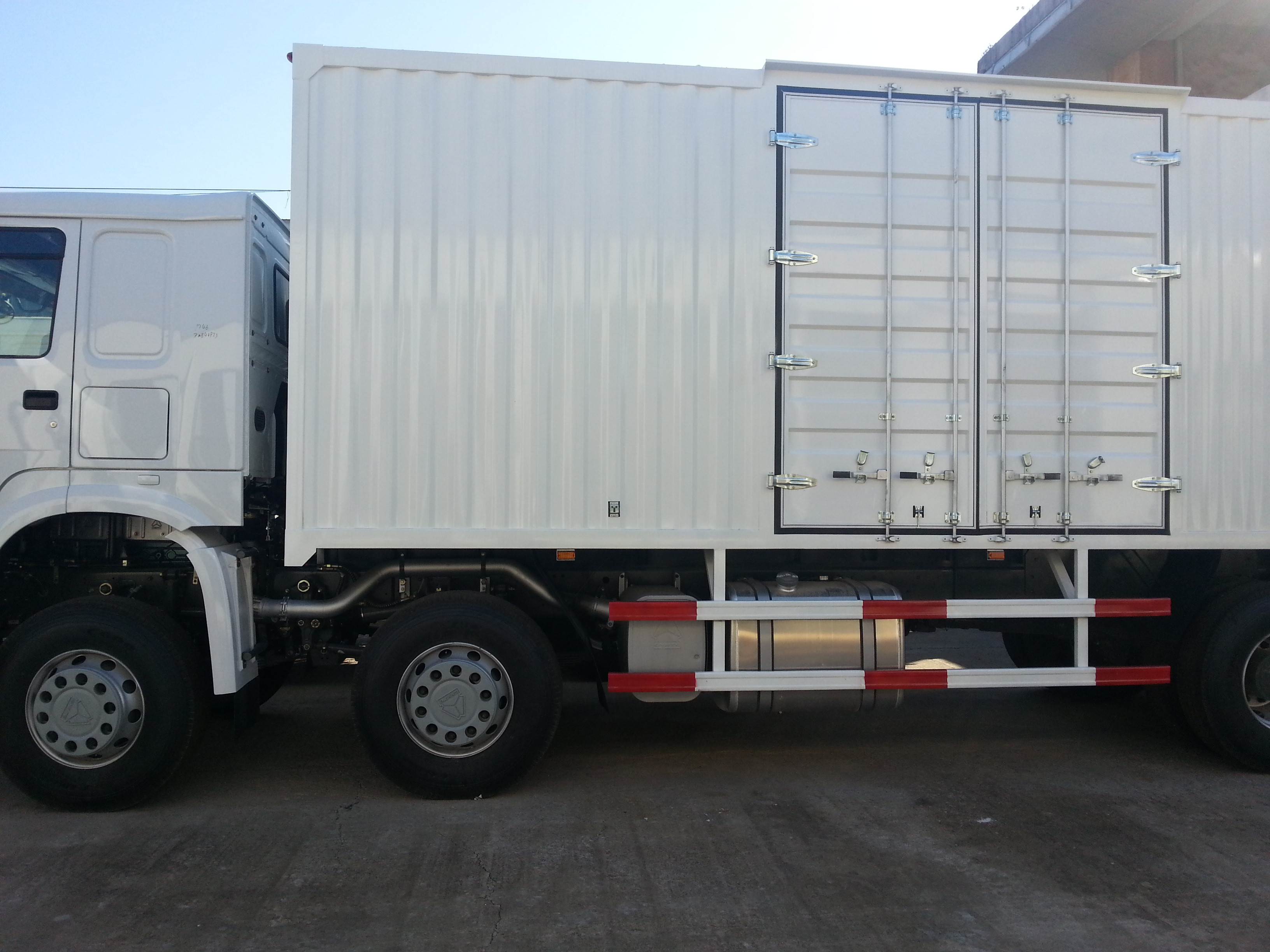 Tipo pesado condução opcional do combustível diesel do caminhão da carga da capacidade de 41-50 toneladas branca