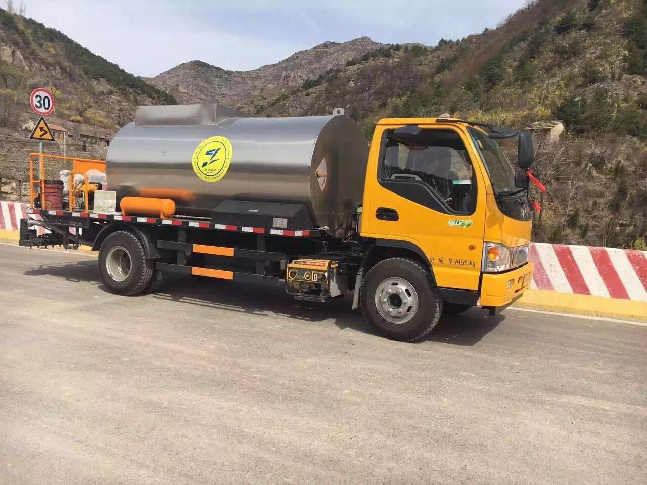 Asfalto ESTRELADO do equipamento de construção de estradas do asfalto que pavimenta a largura da distribuição dos caminhões 6m