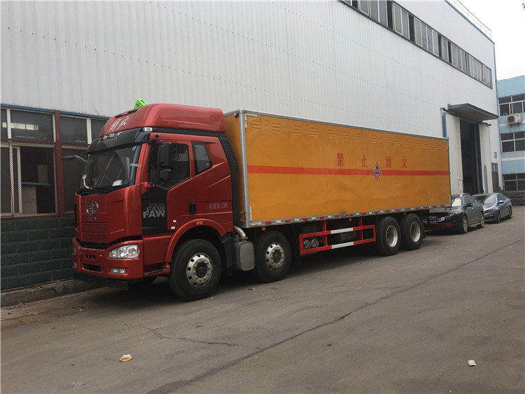 Van toneladas resistentes de caminhão de entrega de FAW 8x4 31 para bens perigosos variados