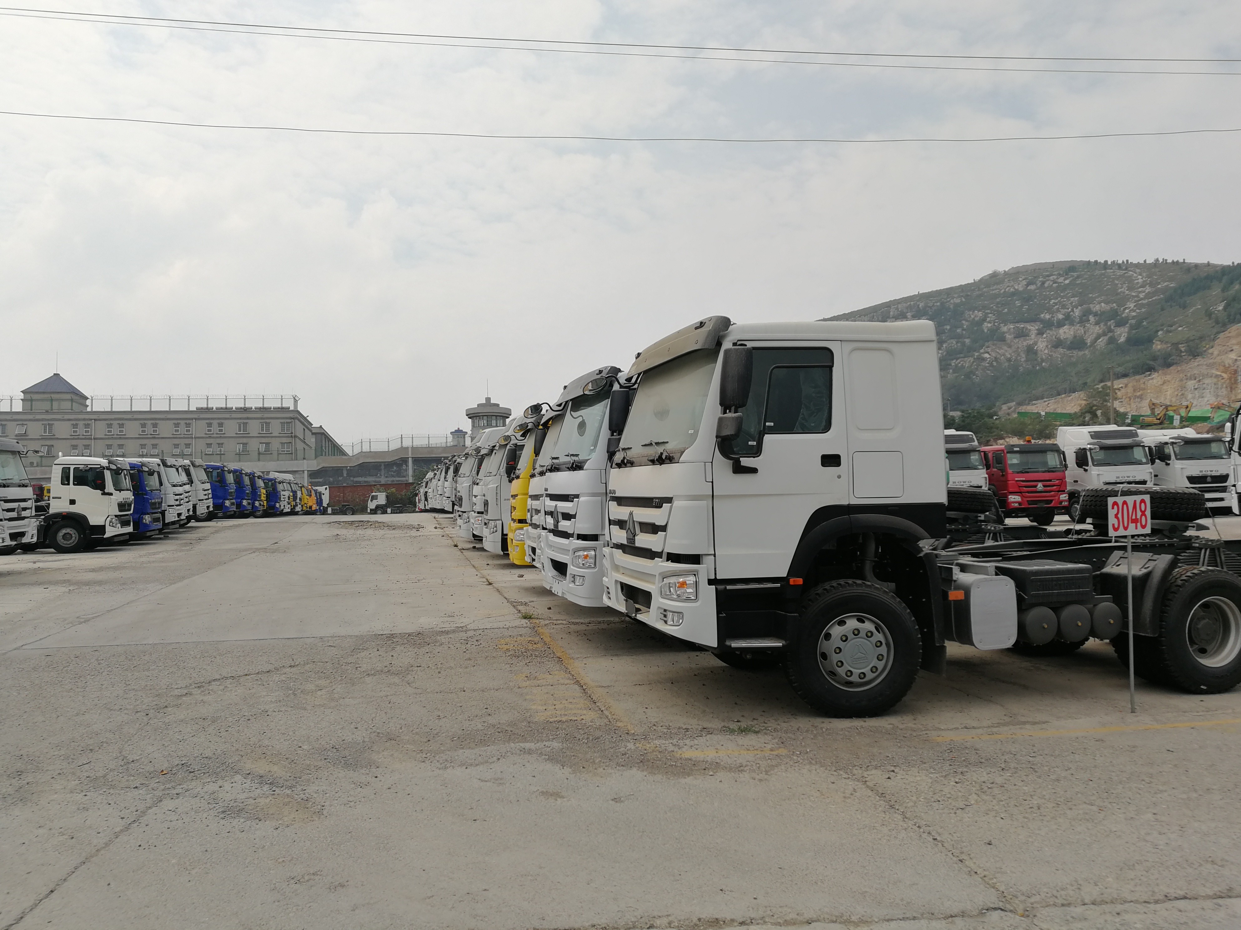 Sinotruk Howo 6x4 caminhão do reboque de trator noun de 420 cavalos-força com o motor D12.40 e a cabine HW76