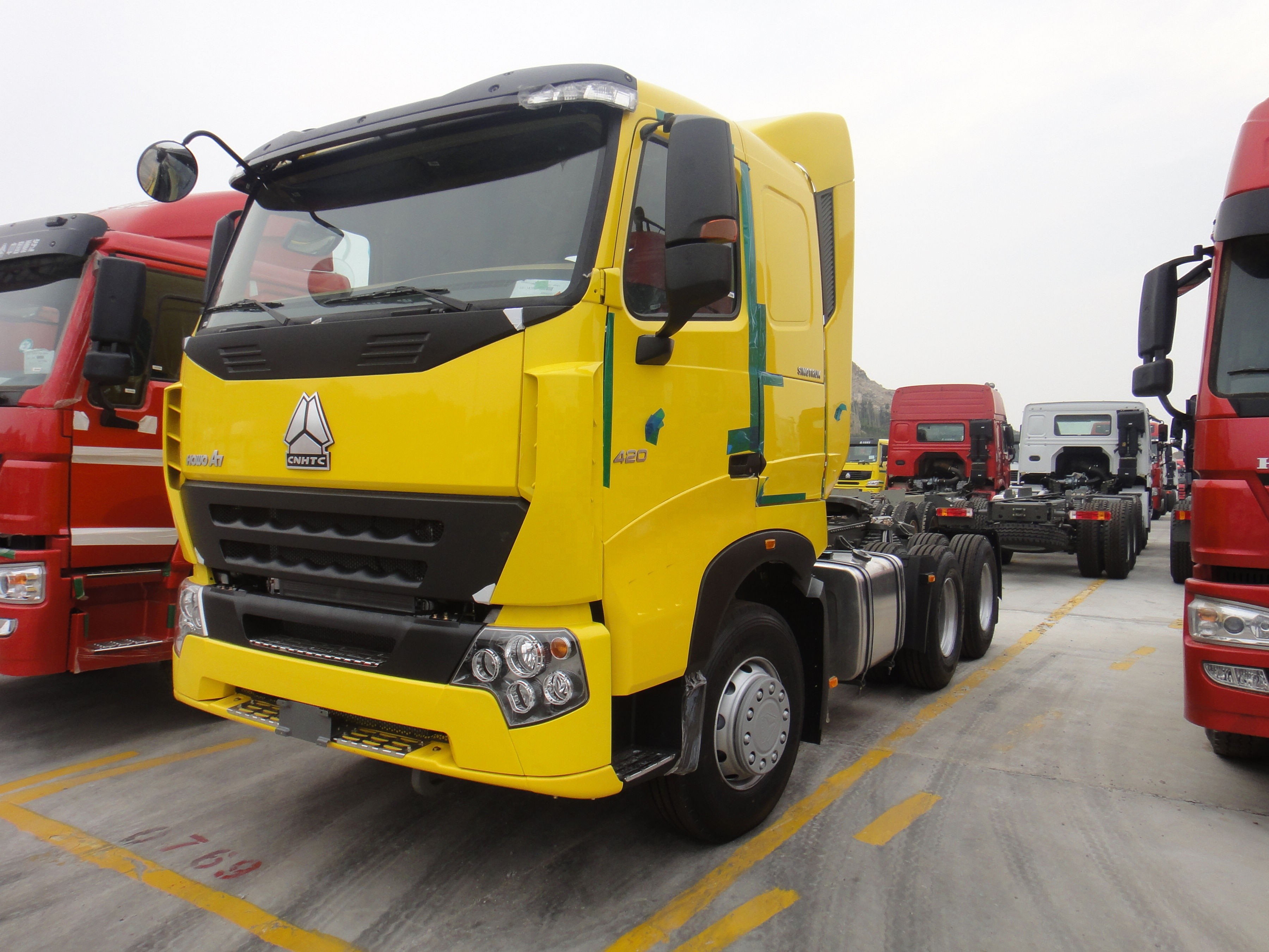 Caminhão do reboque de trator noun de ZZ4257N3847P Howo A7 com direção ZF8198 e 9 toneladas de eixo dianteiro