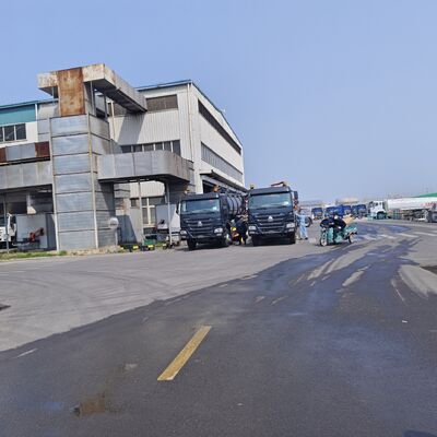 Caminhão de sucção de esgoto a vácuo HOWO 15CBM com tipo de acionamento 6 × 4 e descarga hidráulica basculante para limpeza de fossa séptica