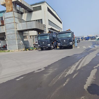 HOWO 15CBM Caminhão de sucção de esgoto a vácuo com motor de 266 HP e 6 × 4 acionamento para limpeza de tanques sépticos
