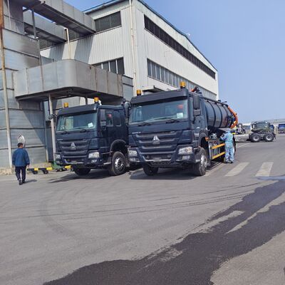 Caminhão de sucção de esgoto a vácuo HOWO 15CBM com tipo de acionamento 6 × 4 e descarga hidráulica basculante para limpeza de fossa séptica