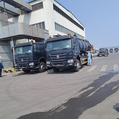 Caminhão de sucção de esgoto a vácuo HOWO 15CBM com tipo de acionamento 6 × 4 e descarga hidráulica basculante para limpeza de fossa séptica