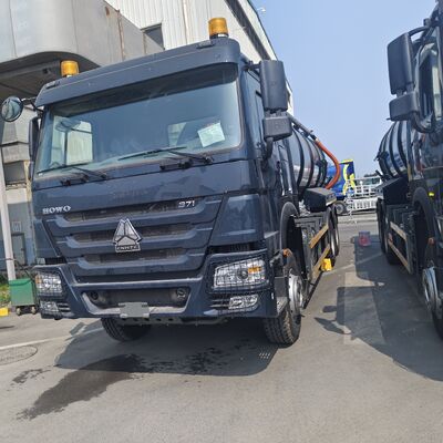 Caminhão de sucção de esgoto a vácuo HOWO 15CBM com tipo de acionamento 6 × 4 e descarga hidráulica basculante para limpeza de fossa séptica