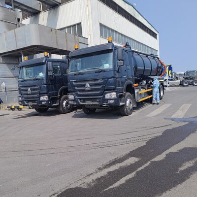 Caminhão de sucção de esgoto a vácuo HOWO 15CBM com tipo de acionamento 6 × 4 e descarga hidráulica basculante para limpeza de fossa séptica