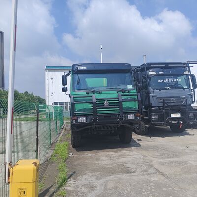 Caminhão tanque de água HOWO 6 × 4 com capacidade de 20.000 L, motor 371 HP e tanque de aço carbono para limpeza de estradas e supressão de poeira
