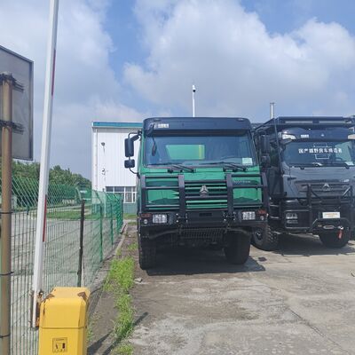 Caminhão tanque de água HOWO 6 × 4 com capacidade de 20.000 L, motor 371 HP e tanque de aço carbono para limpeza de estradas e supressão de poeira