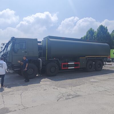 Caminhão tanque de combustível HOWO 8×8 45.000L com motor 371HP e tração nas quatro rodas 8×8 para transporte de combustível pesado