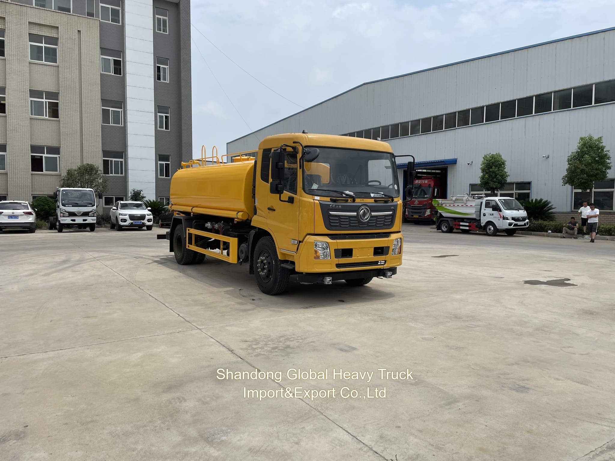 China Preço mais baixo Carga pesada 10/12 Rodas Sprinkler Veículo sanitário 20000/30000litros