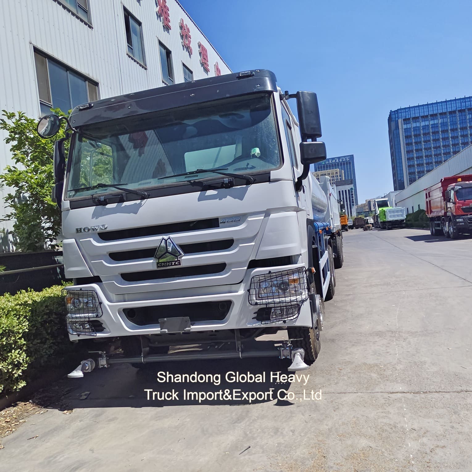 Caminhão-tanque de água com capacidade para 8000L, com tanque de aço carbono e bomba autoescorvante para saneamento urbano