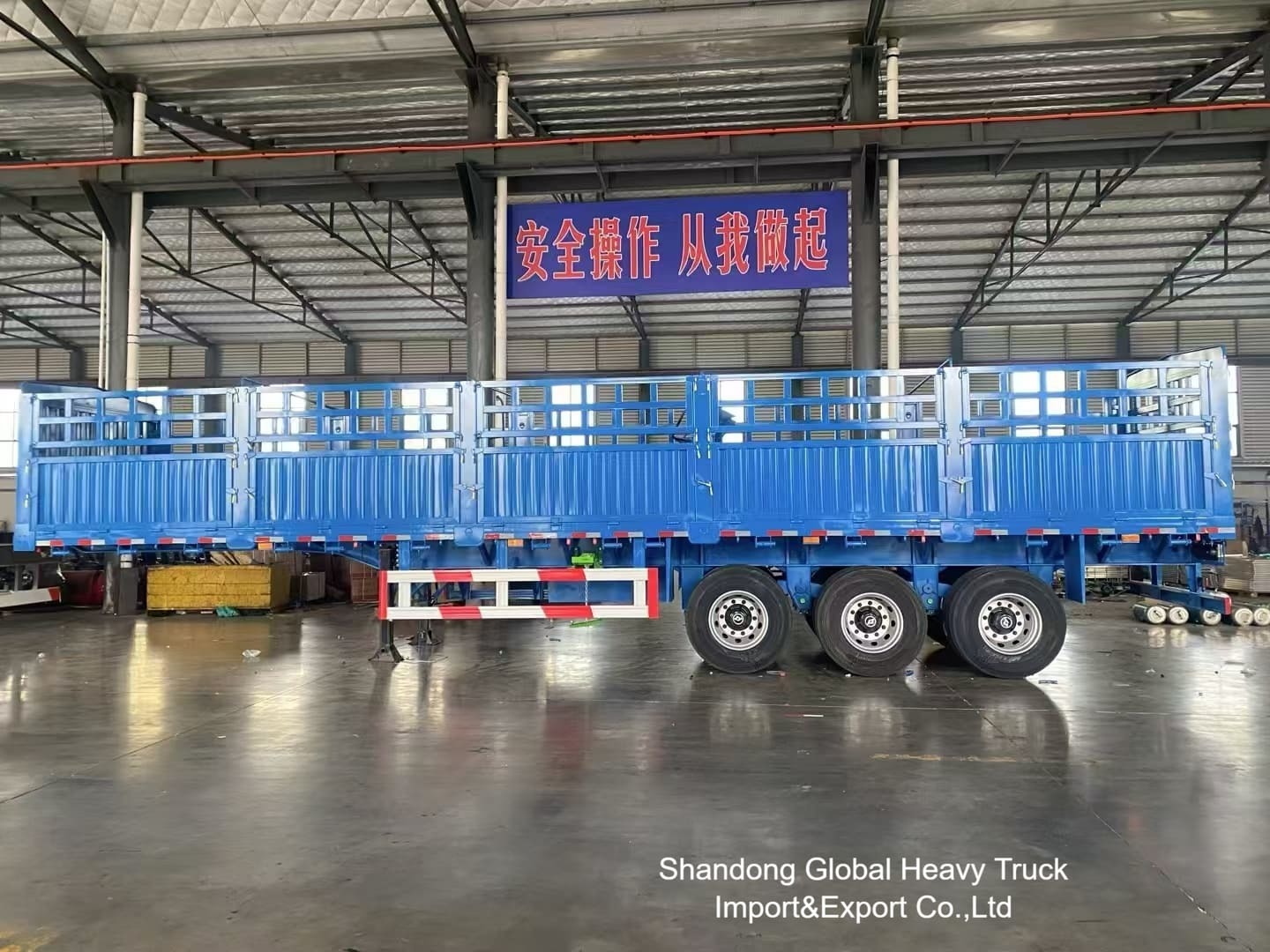 Semi-reboque de cerca de 50 toneladas de 3 eixos com suspensão a ar