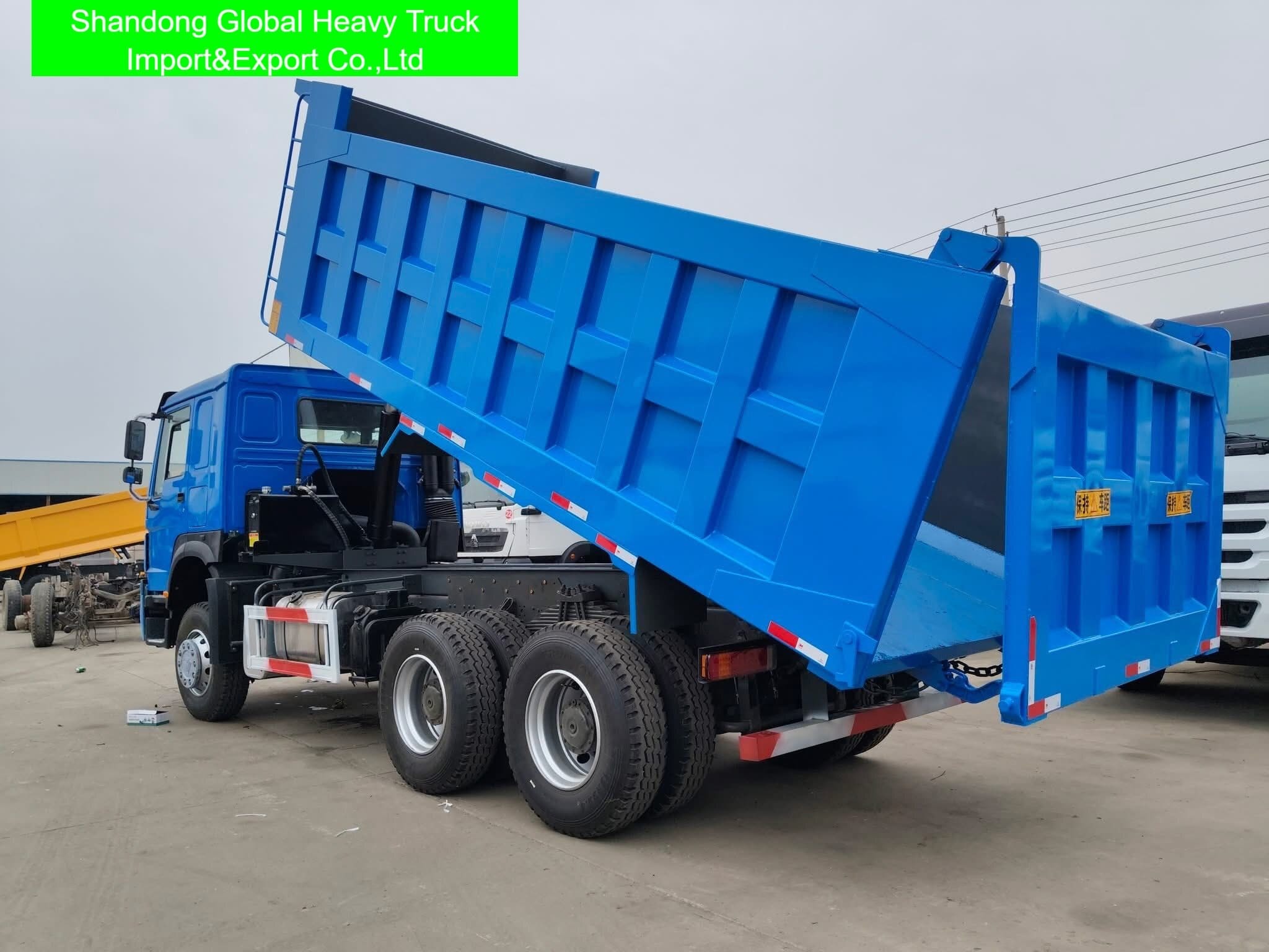 Caminhão basculante Sinotruck HOWO-7 371HP 6x4 usado e recondicionado