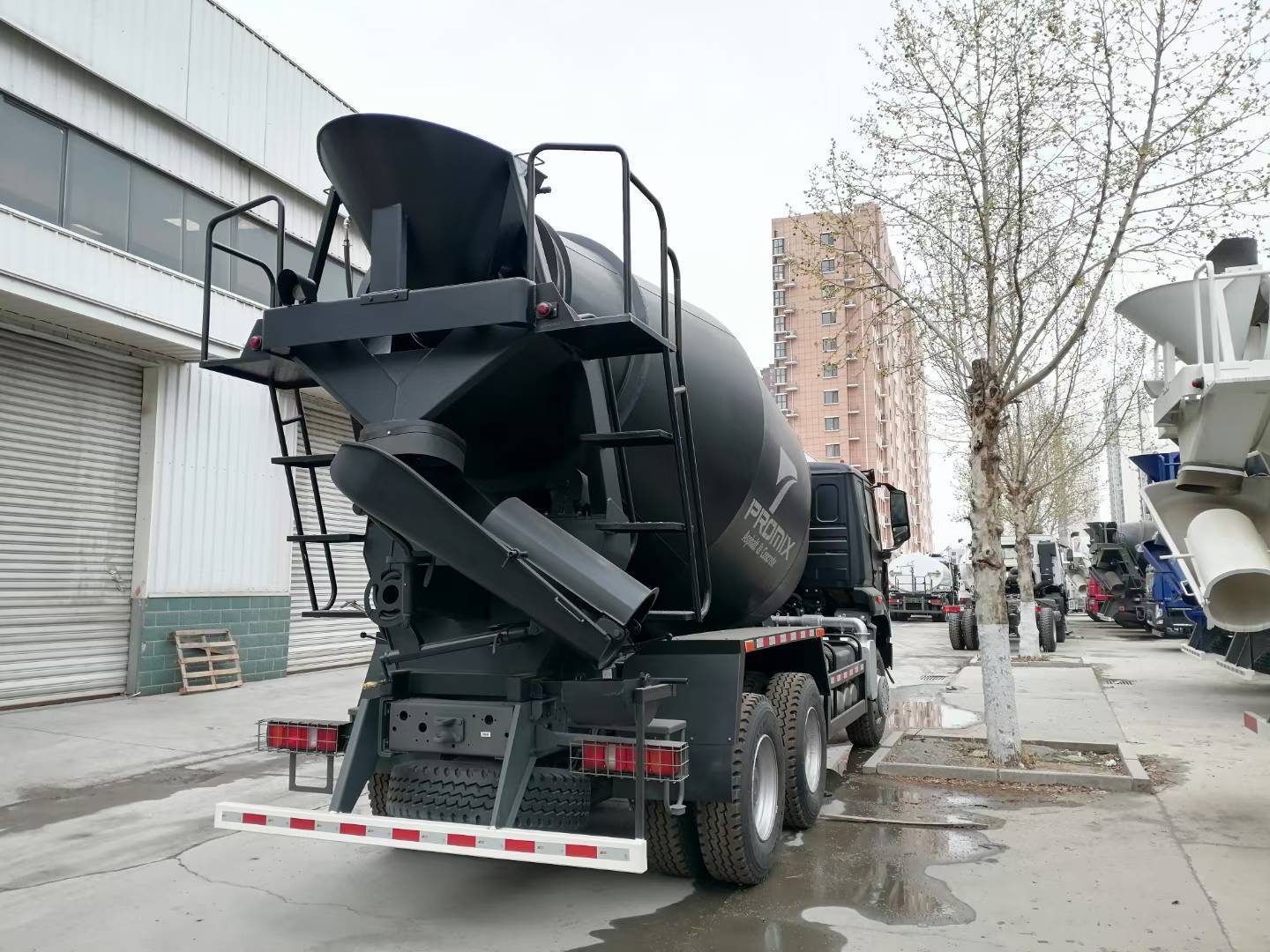 Caminhão Betoneira Sinotruk HOWO 6X4 para Serviços Pesados de 12m3, com Capacidade de Carga de 30T e Motor de 300-400cv