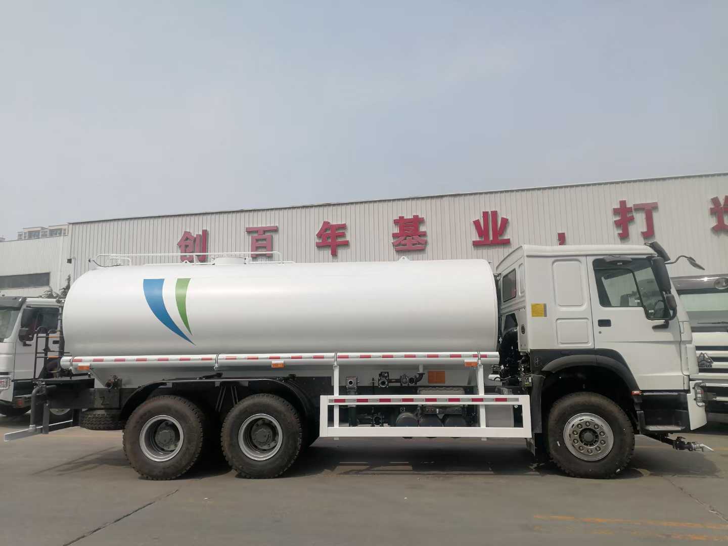 Sinotruk HOWO 6×4 Drive Water Tank Truck com capacidade de 30 cbm e tanque de aço inoxidável para serviços municipais