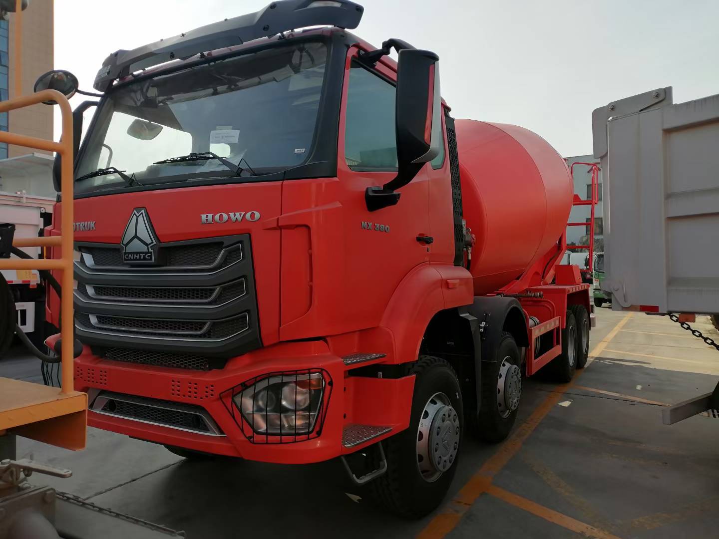 Sinotruk HOWO Caminhão de mistura de concreto com capacidade de 6-18 m3, motor diesel e tambor resistente ao desgaste