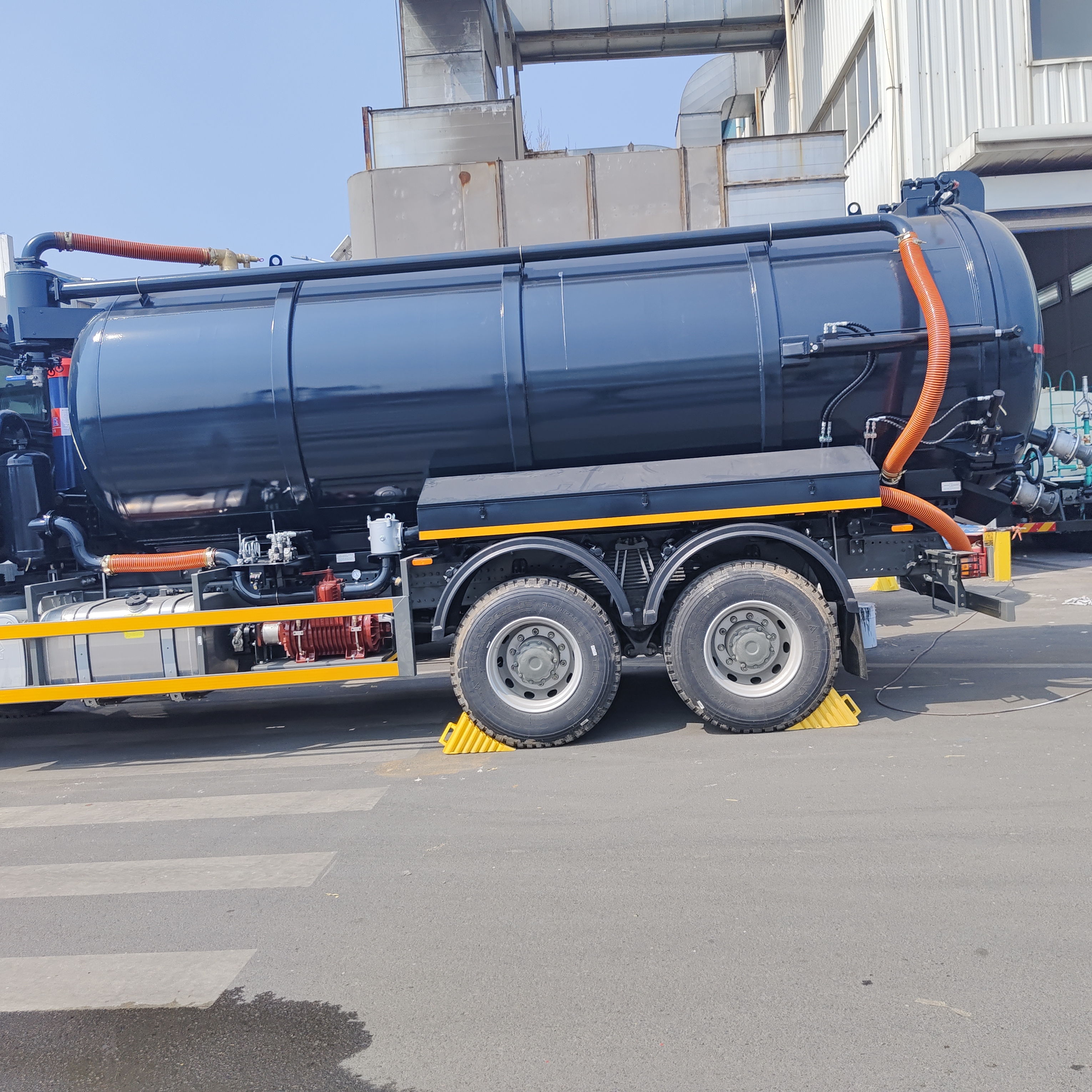 HOWO 15CBM Caminhão de sucção de esgoto a vácuo com 6*4 rodas motrizes e 251-350 cv para limpeza de tanques sépticos