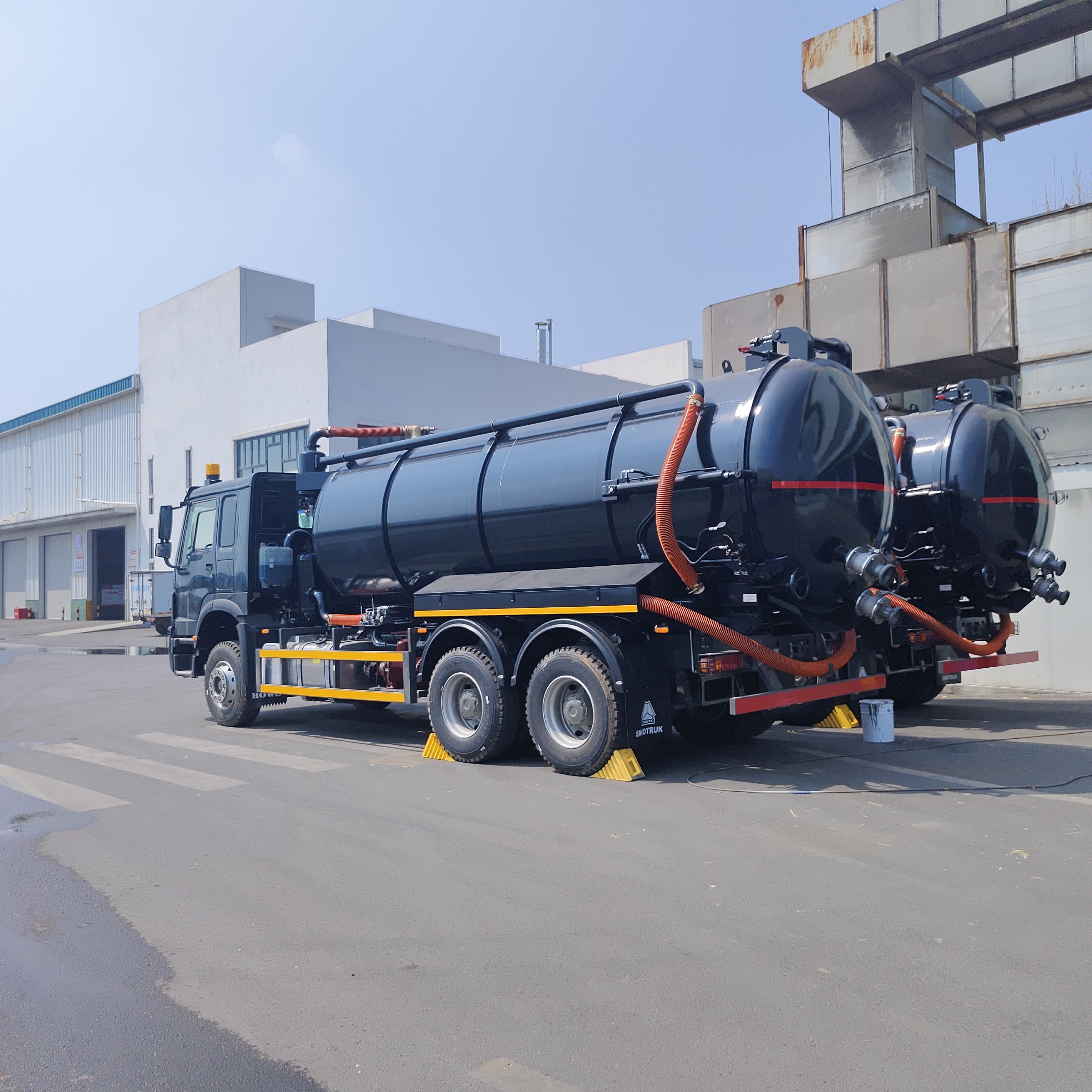 HOWO 15CBM Caminhão de sucção de esgoto a vácuo com tipo de acionamento 6 × 4 e potência do motor de 266 hp para limpeza de resíduos municipais e industriais
