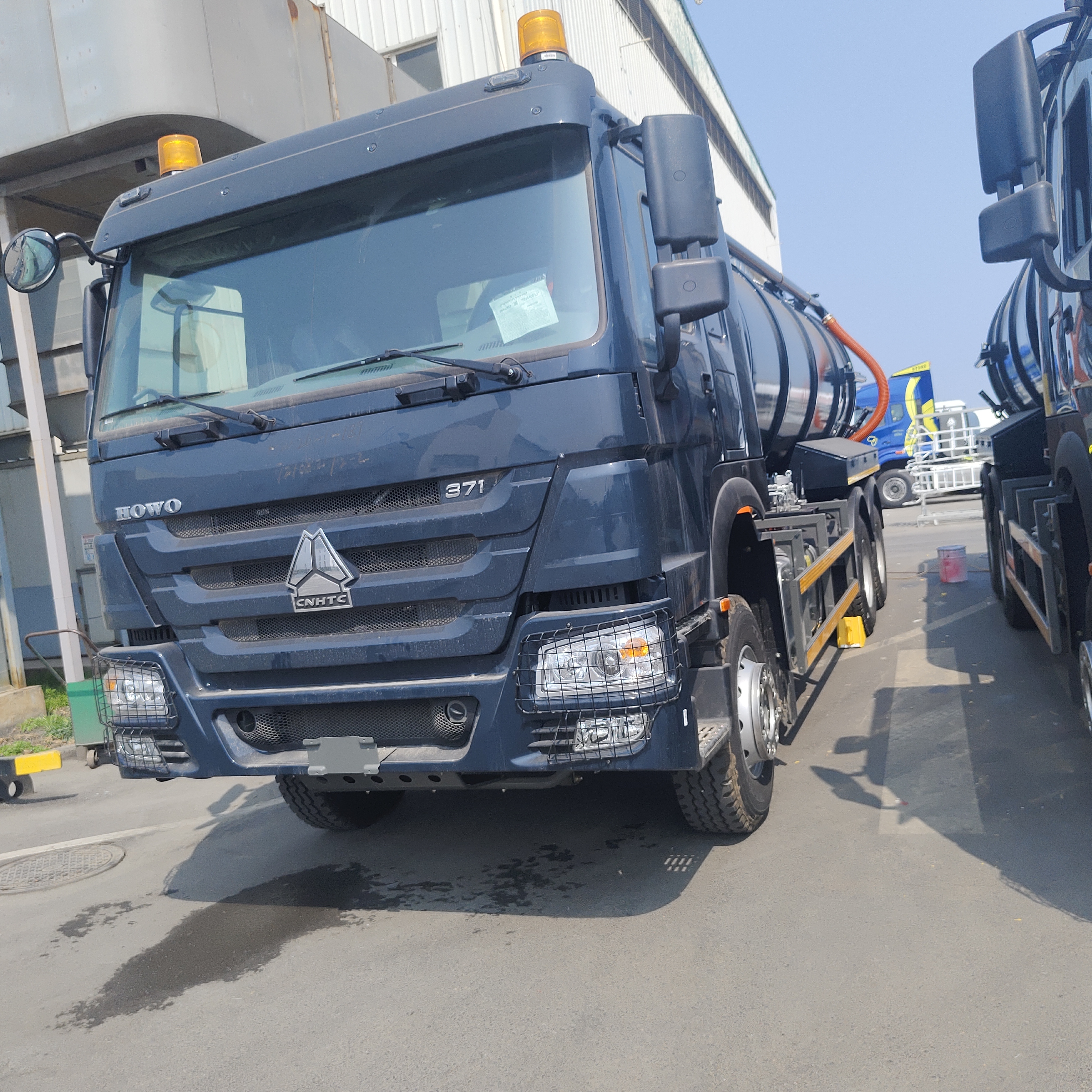 Caminhão de sucção de esgoto a vácuo HOWO 15CBM com tipo de acionamento 6 × 4 e motor 336HP para limpeza de fossa séptica e transporte de lodo