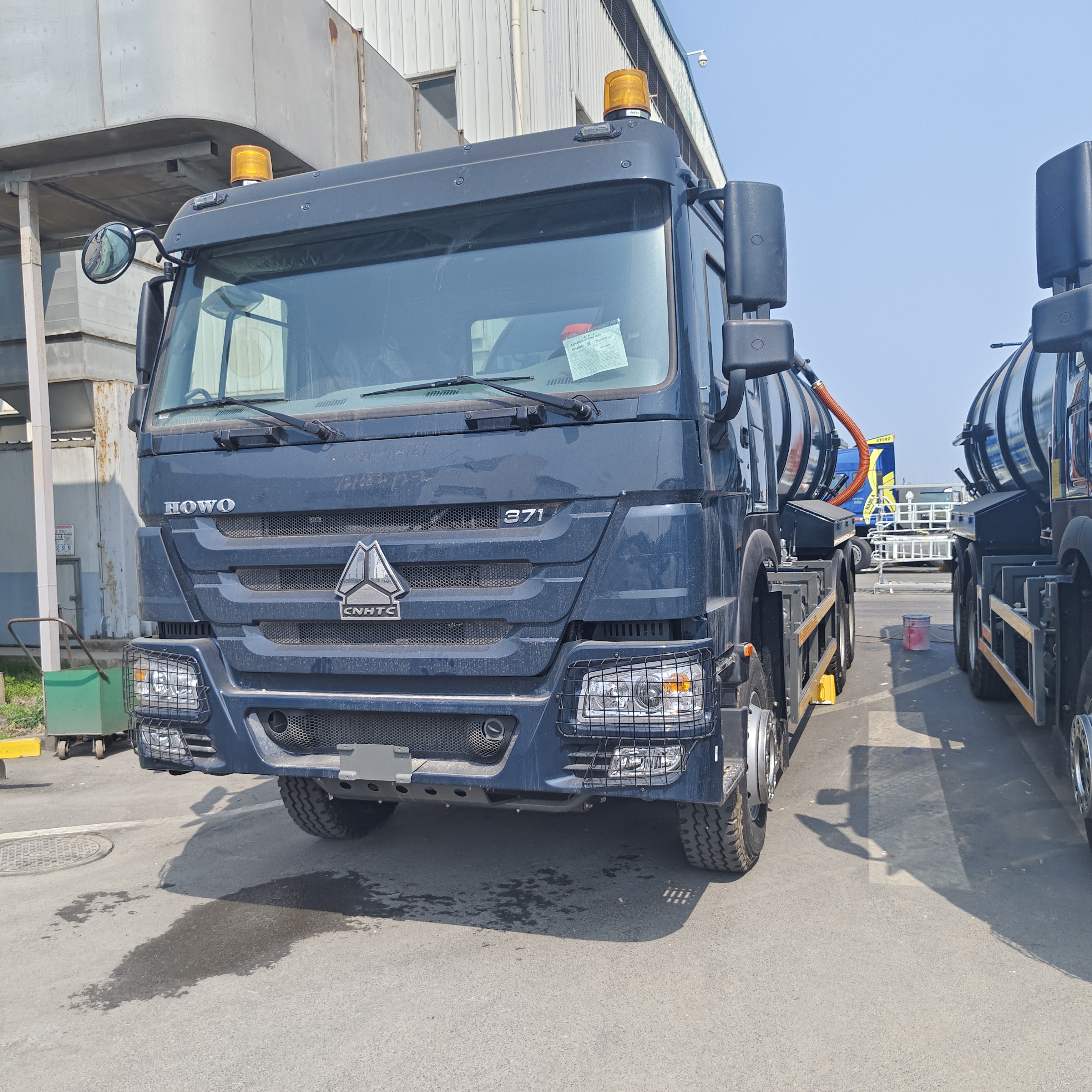 HOWO 15CBM Caminhão de sucção de esgoto a vácuo com tração 6×4 e motor de 336 CV para limpeza de tanques sépticos e resíduos industriais
