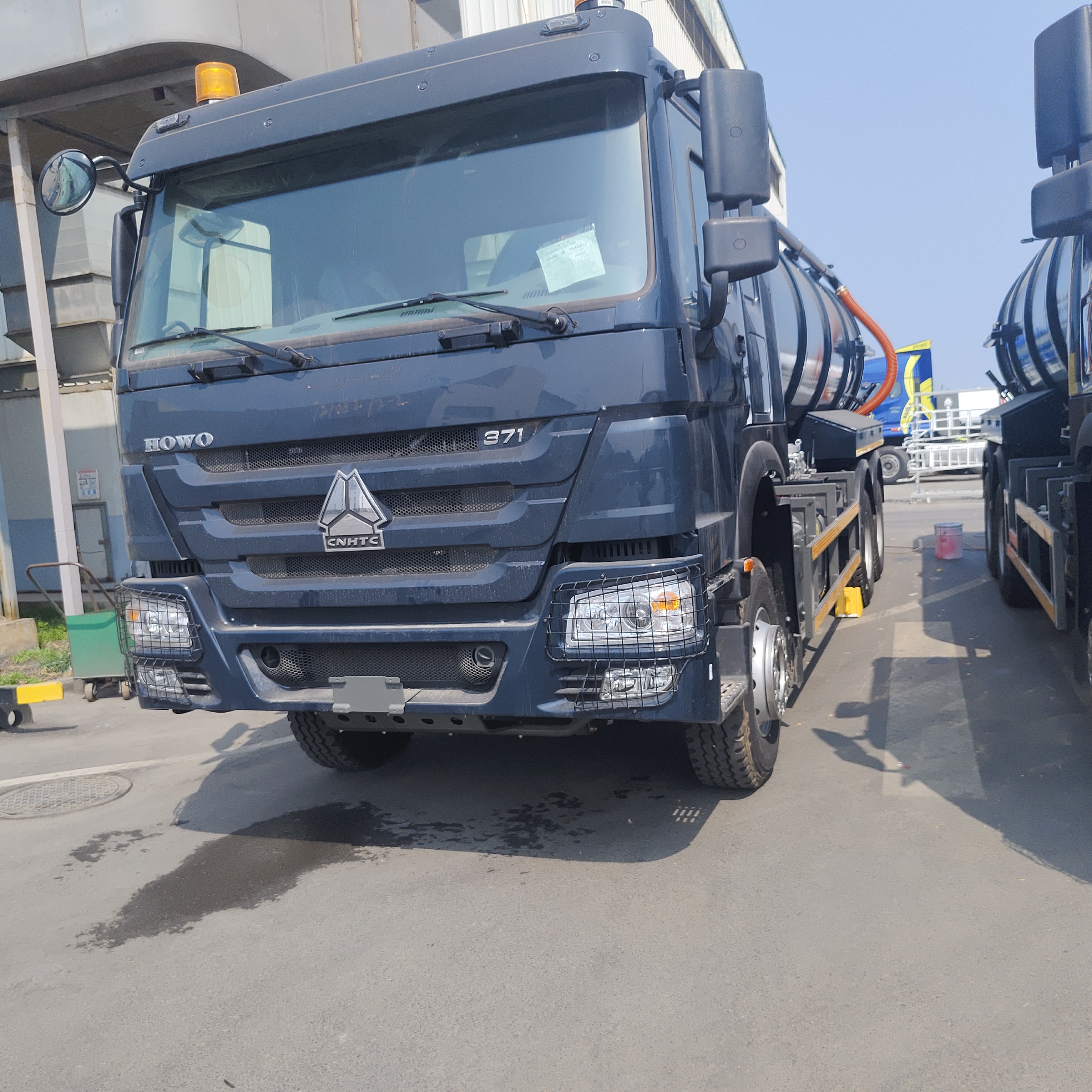 HOWO 15CBM Caminhão de sucção de esgoto a vácuo com 371 cavalos de potência e 6×4 rodas motrizes para limpeza de resíduos industriais