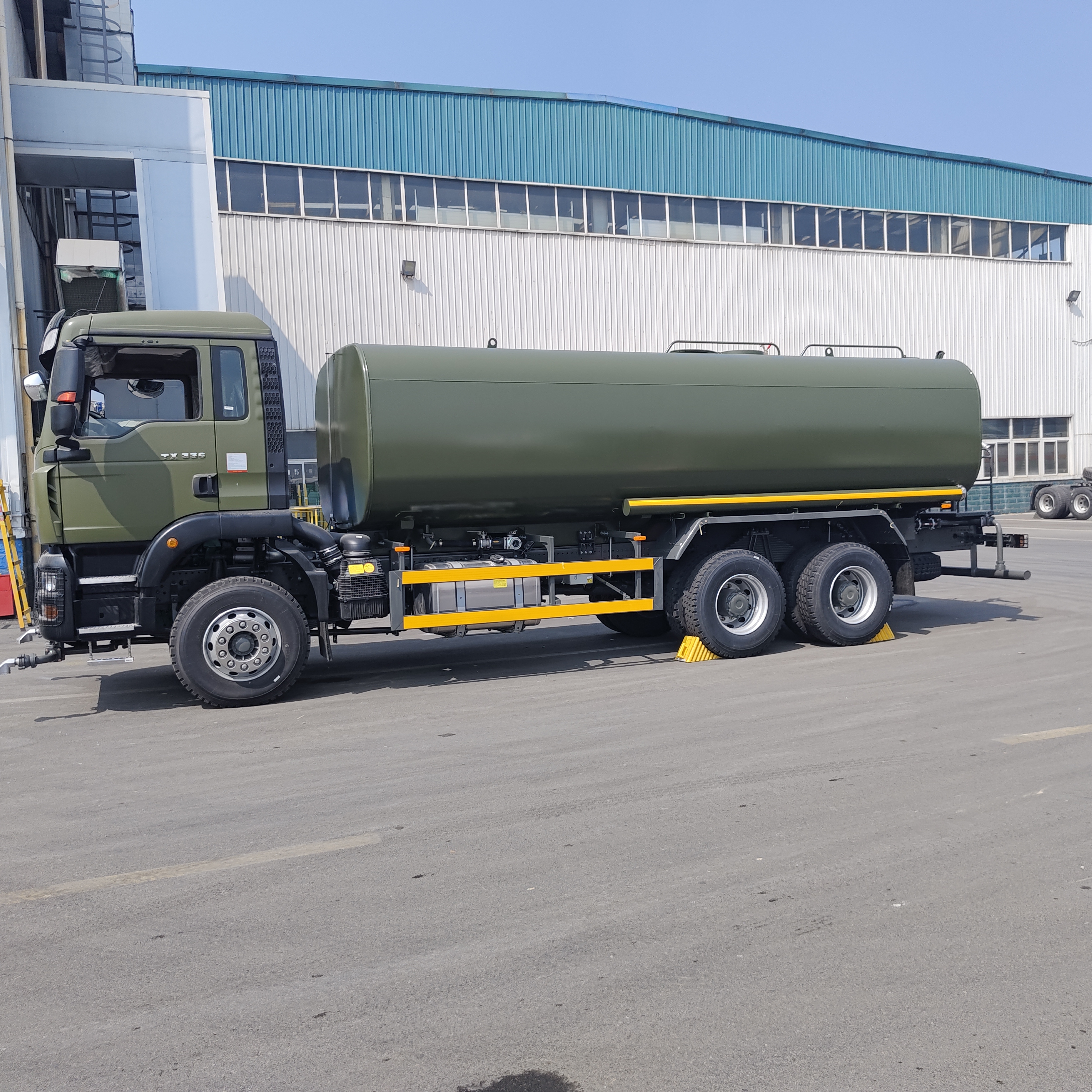 HOWO TX 6×4 caminhão de tanque de água com 15-20 CBM de capacidade bomba de água centrífuga de alta pressão e corpo do tanque reforçado para supressão de poeira e limpeza municipal