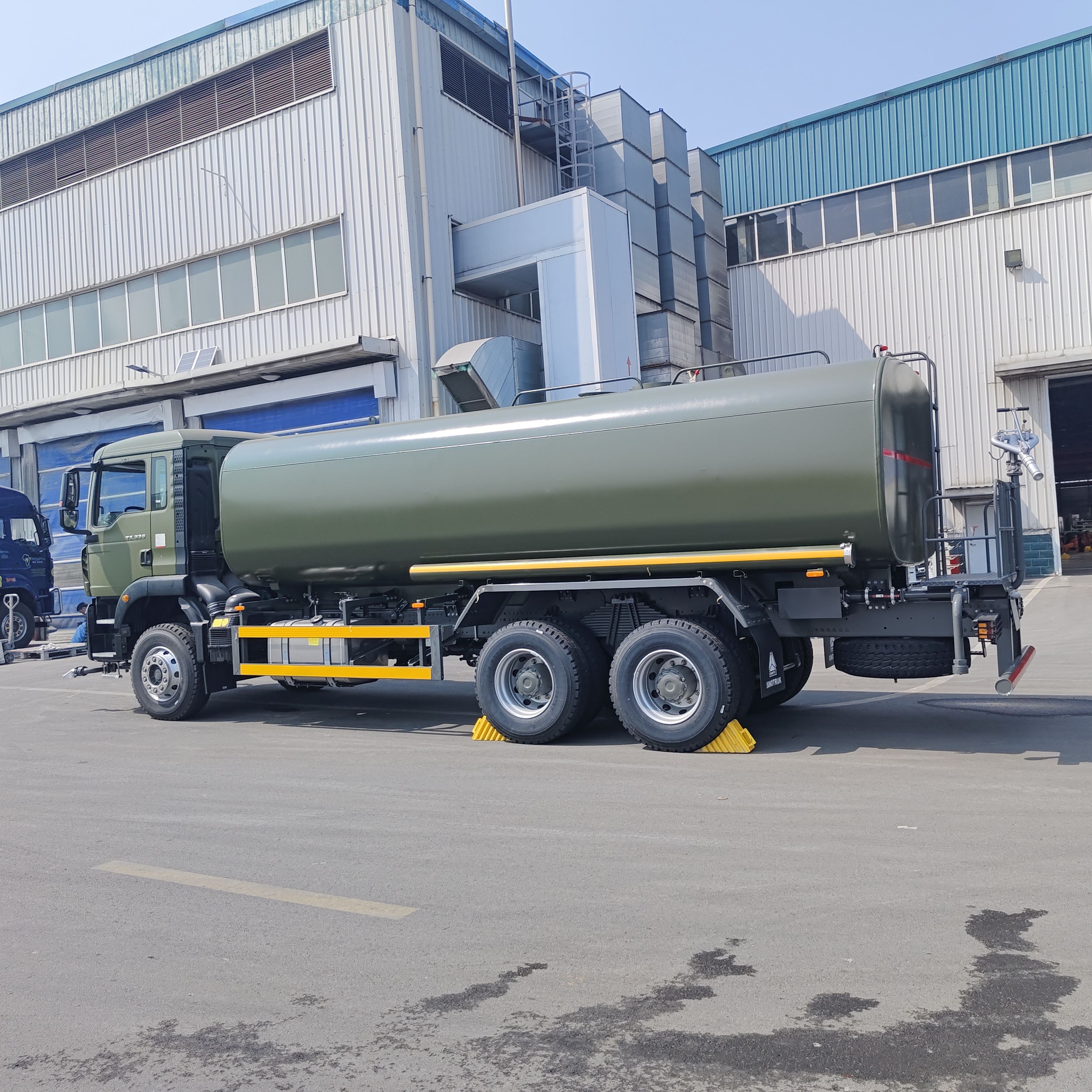 HOWO TX 6×4 caminhão de tanque de água com capacidade de 15-20 CBM e bomba de água de alta pressão para controle de poeira e irrigação