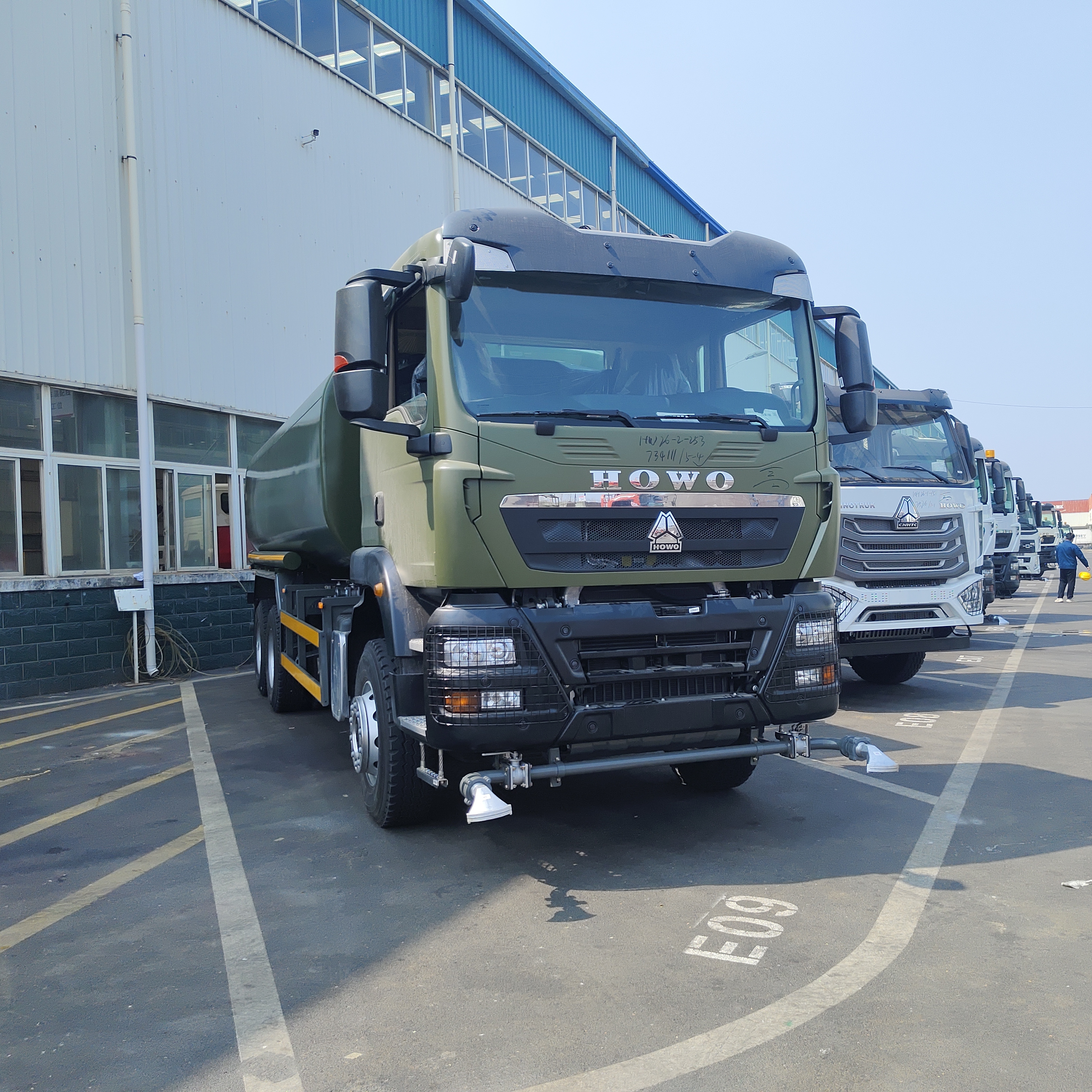 Caminhão tanque de água HOWO TX 6×4 com carga útil 20T padrão de emissão Euro 2 e roda motriz 6×4 para limpeza de estradas