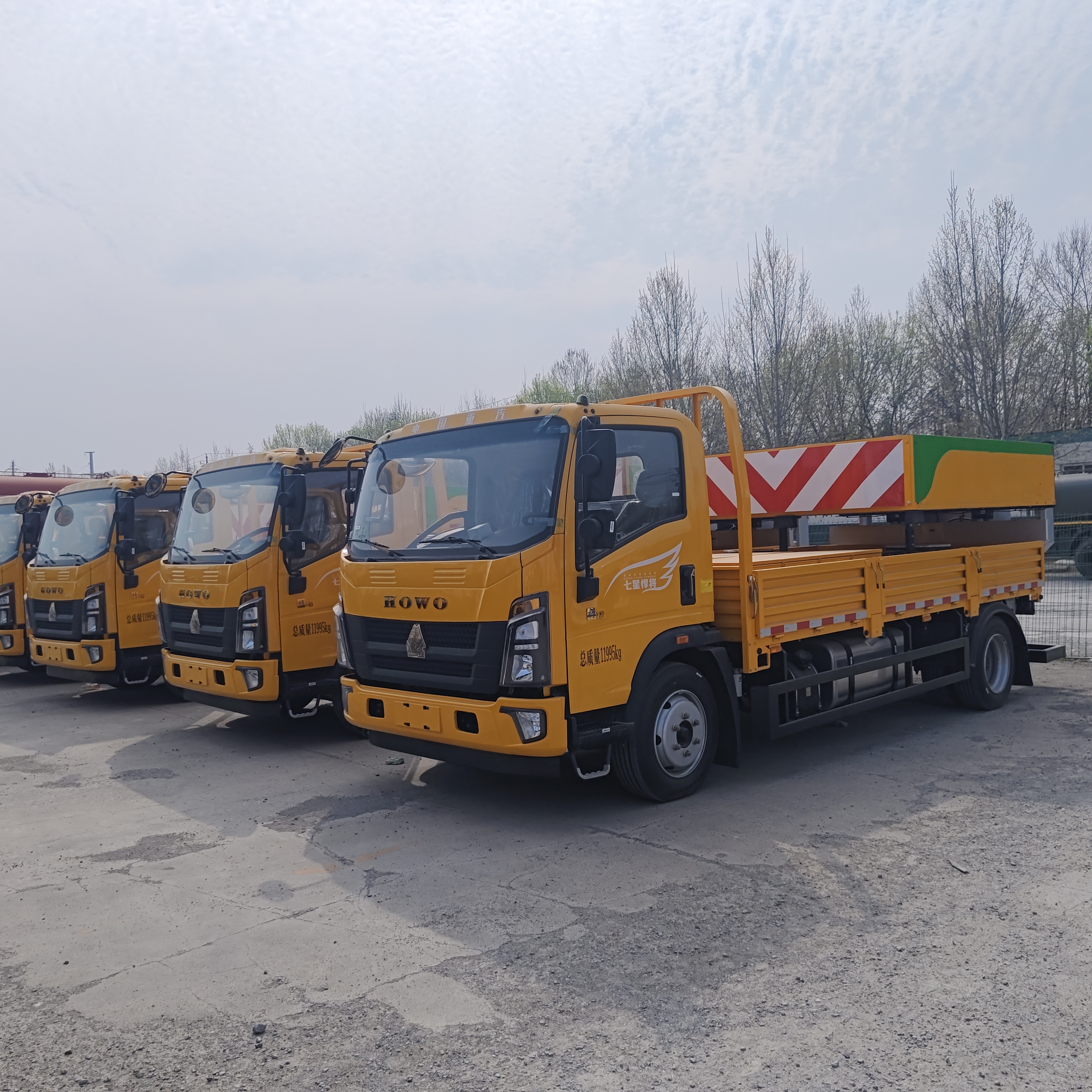 HOWO 4×2 Caminhão de acidente com estrutura de absorção de energia de aço de várias camadas Sistema de elevação hidráulica e luzes de aviso LED para a segurança rodoviária
