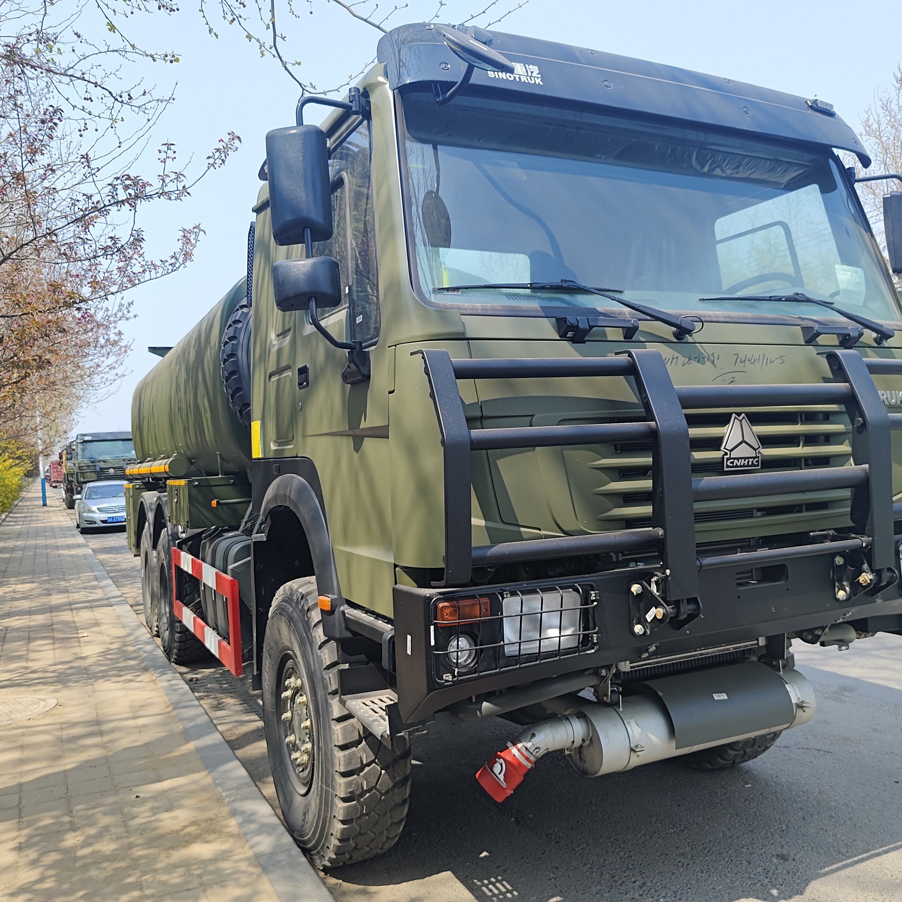 HOWO 6x6 Fuel Tank Truck with 20,000 Liters Capacity and 371HP Turbocharged Diesel Engine for Zambia Mining Operations