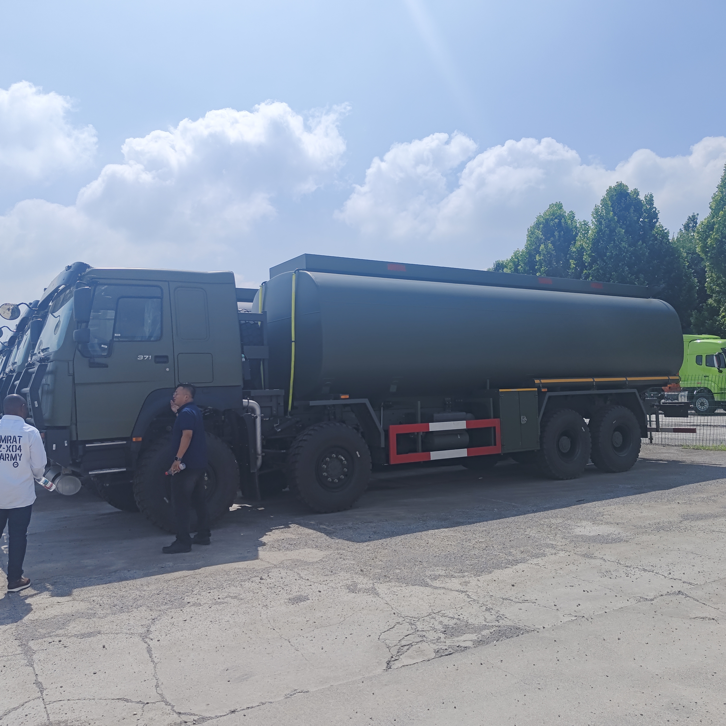 HOWO 8×8 60000L Tank Truck de combustível com motor de 371HP para transporte de combustível pesado