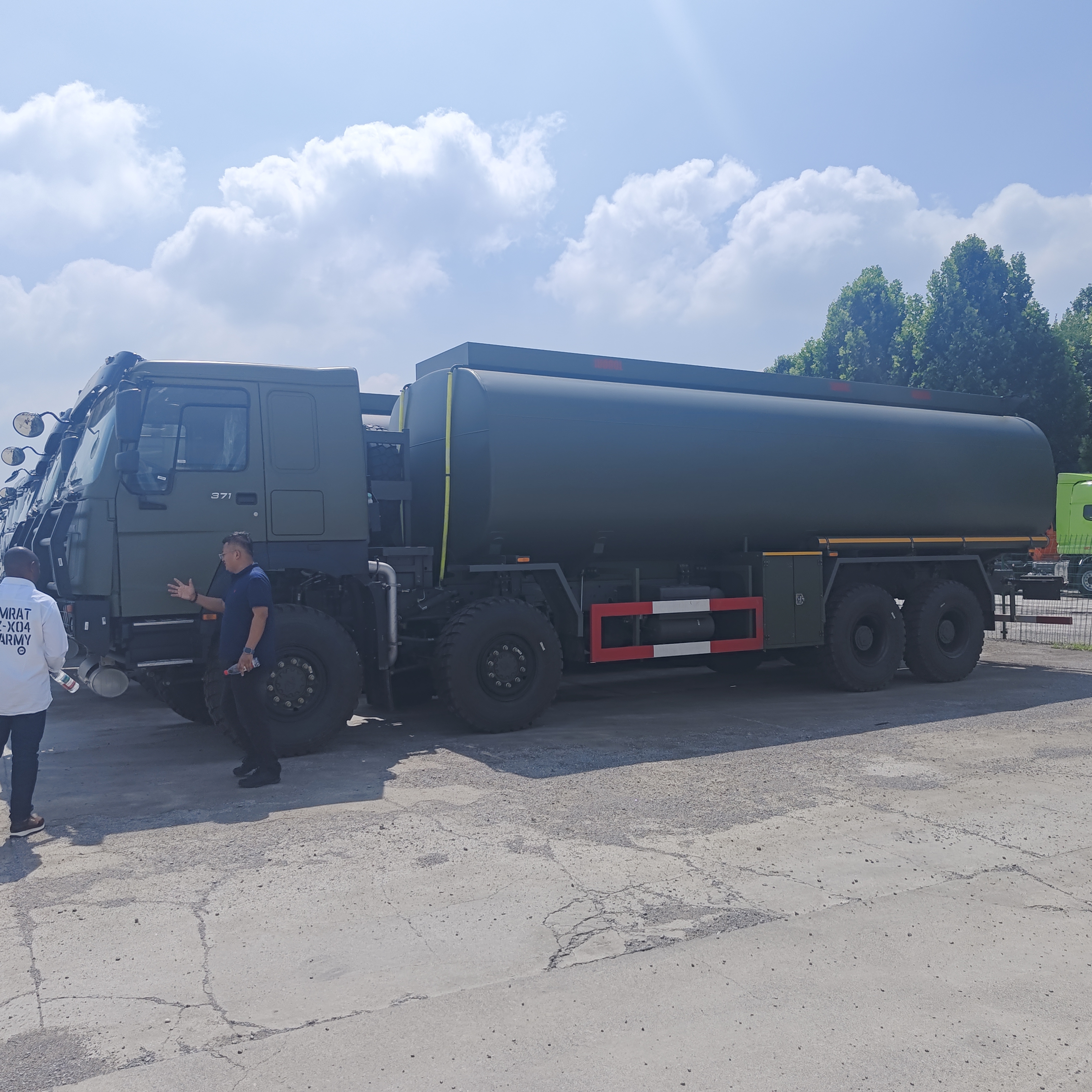 Caminhão tanque de combustível HOWO 8×8 45.000L com motor 371HP e tração nas quatro rodas 8×8 para transporte de combustível pesado
