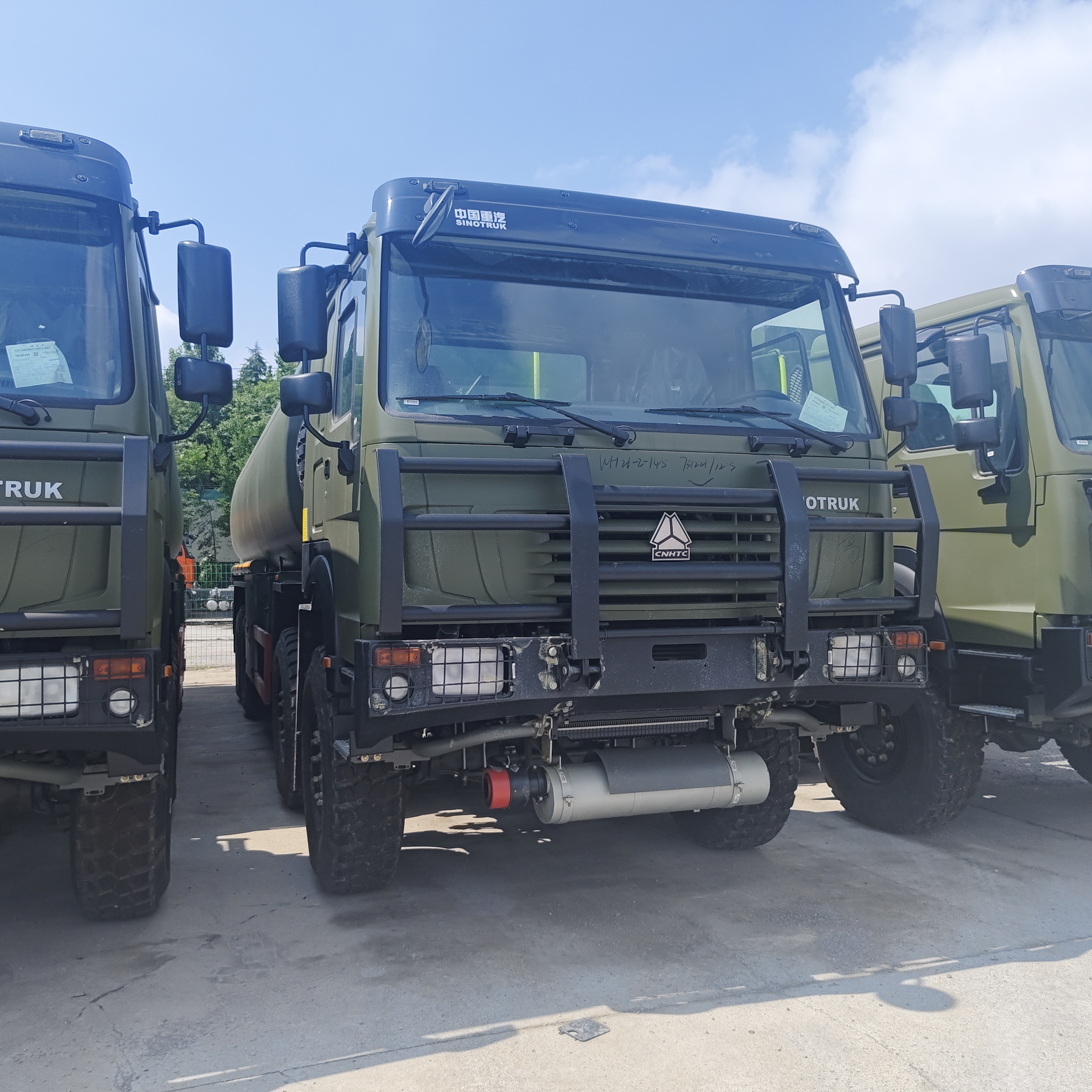 Caminhão tanque de combustível HOWO 8×8 40.000L com motor 371HP e tração nas quatro rodas 8×8 para transporte de combustível pesado