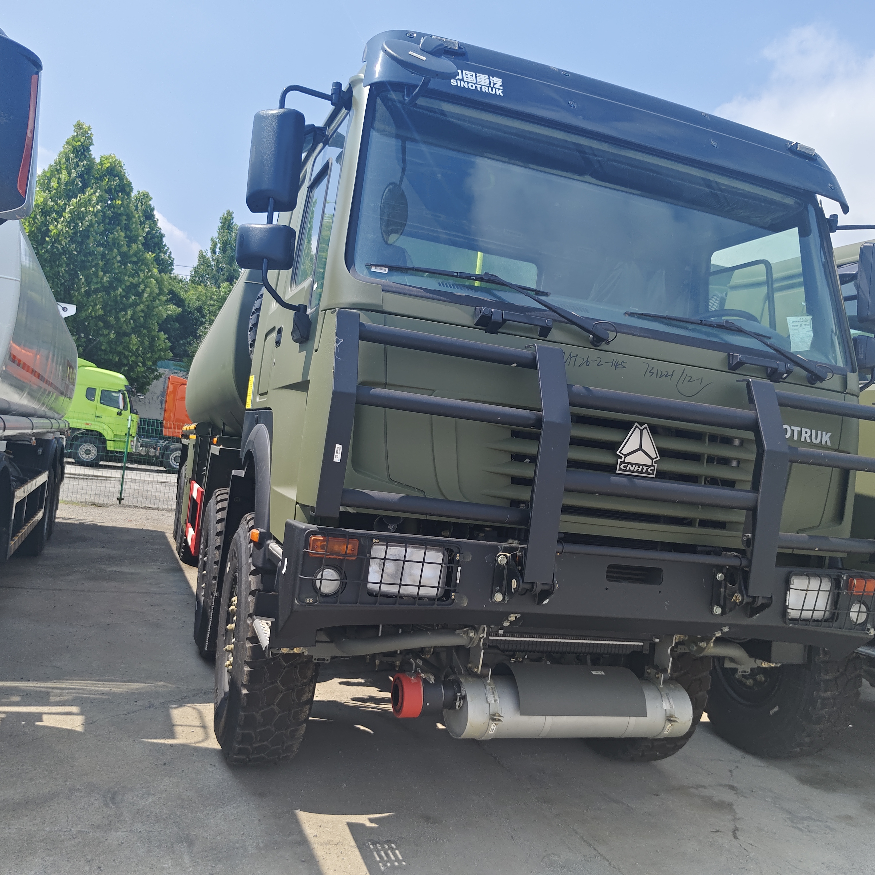 HOWO 8×8 camião-tanque de combustível com capacidade de 30000L e motor de 371 CV para transporte de combustível pesado