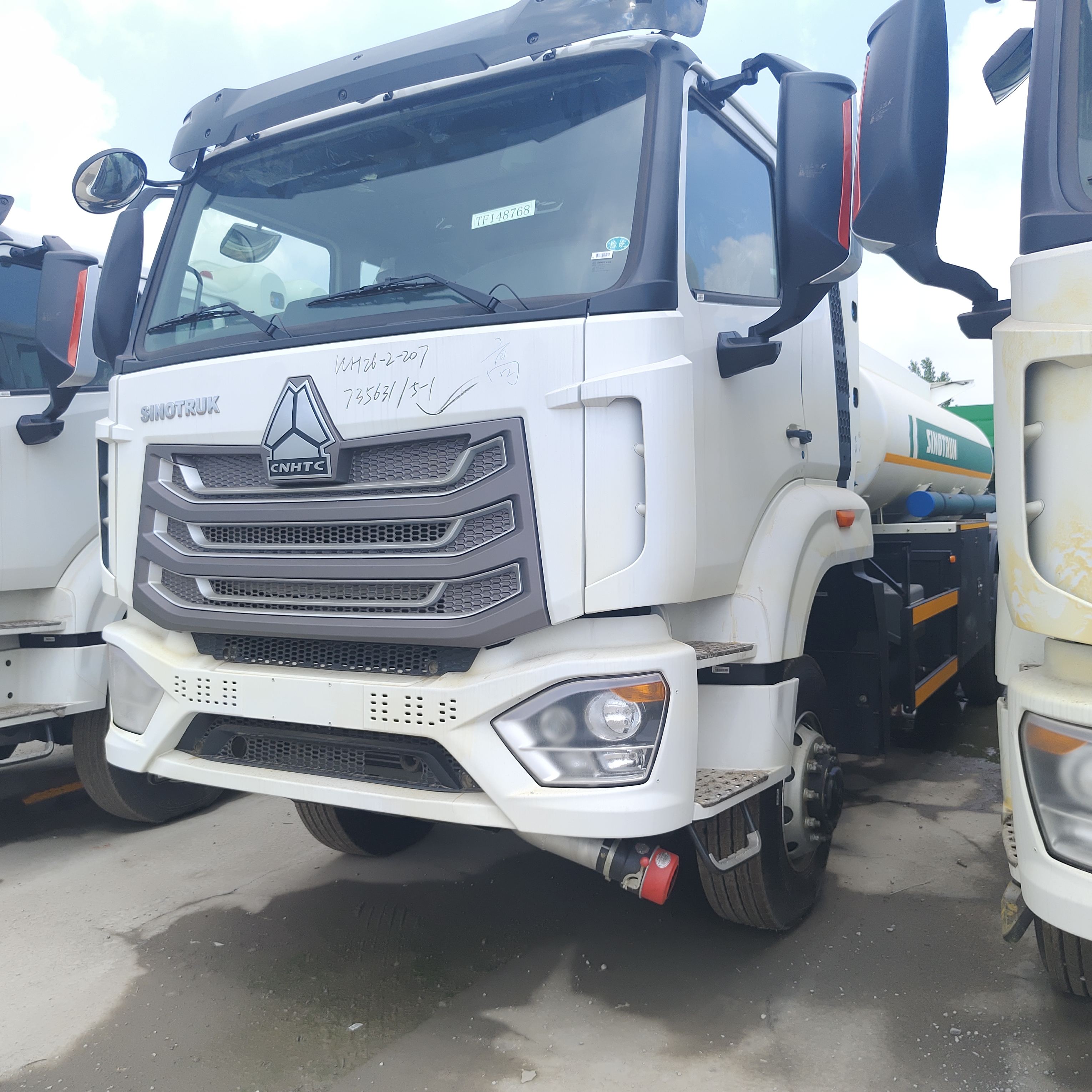 Caminhão tanque de combustível HOWO NX 6×4 CNG com motor 400HP e capacidade de 30.000L para transporte de diesel e gasolina