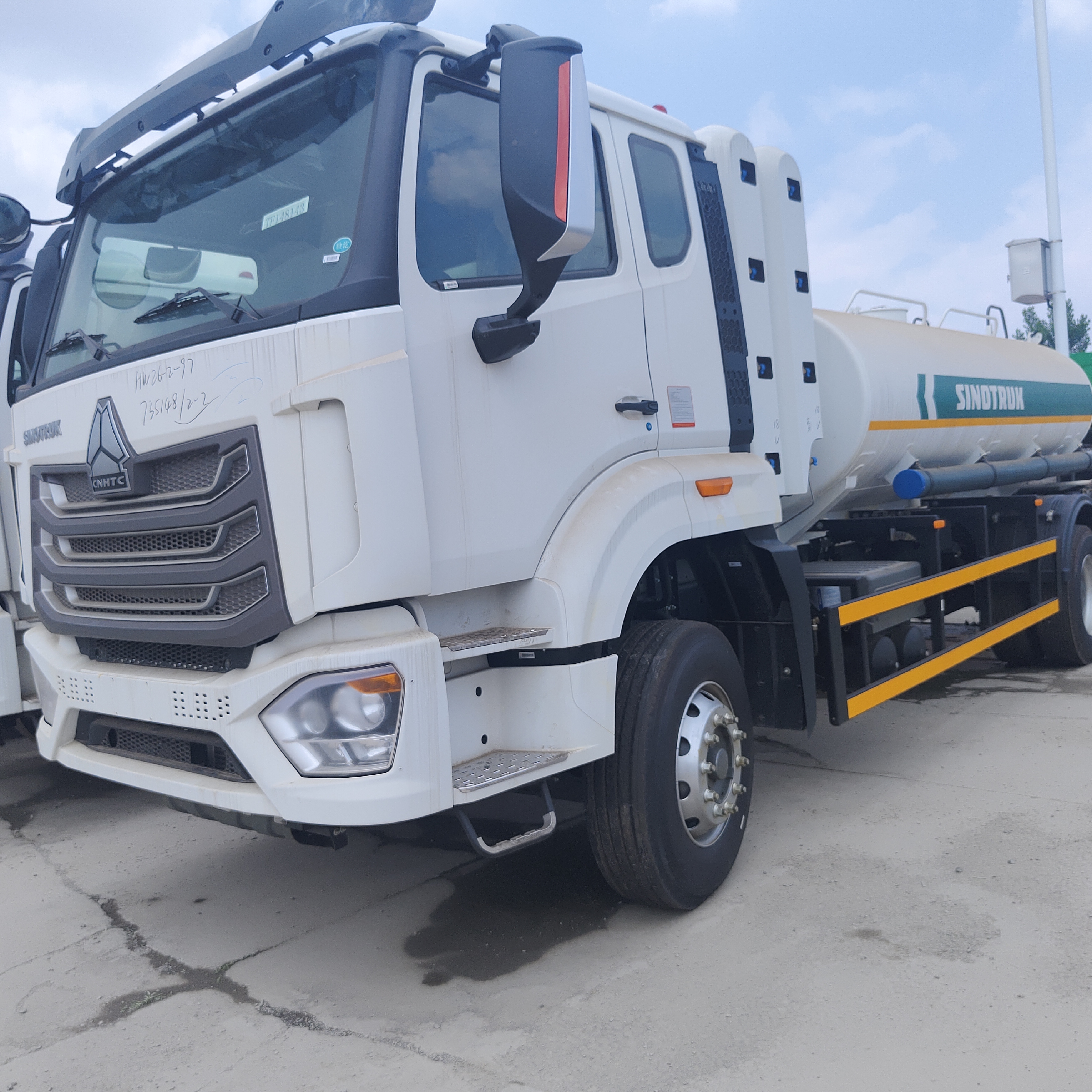HOWO NX 6×4 CNG Fuel Tank Truck com motor de 400 HP e carga útil de 20T para transporte de diesel e gasolina