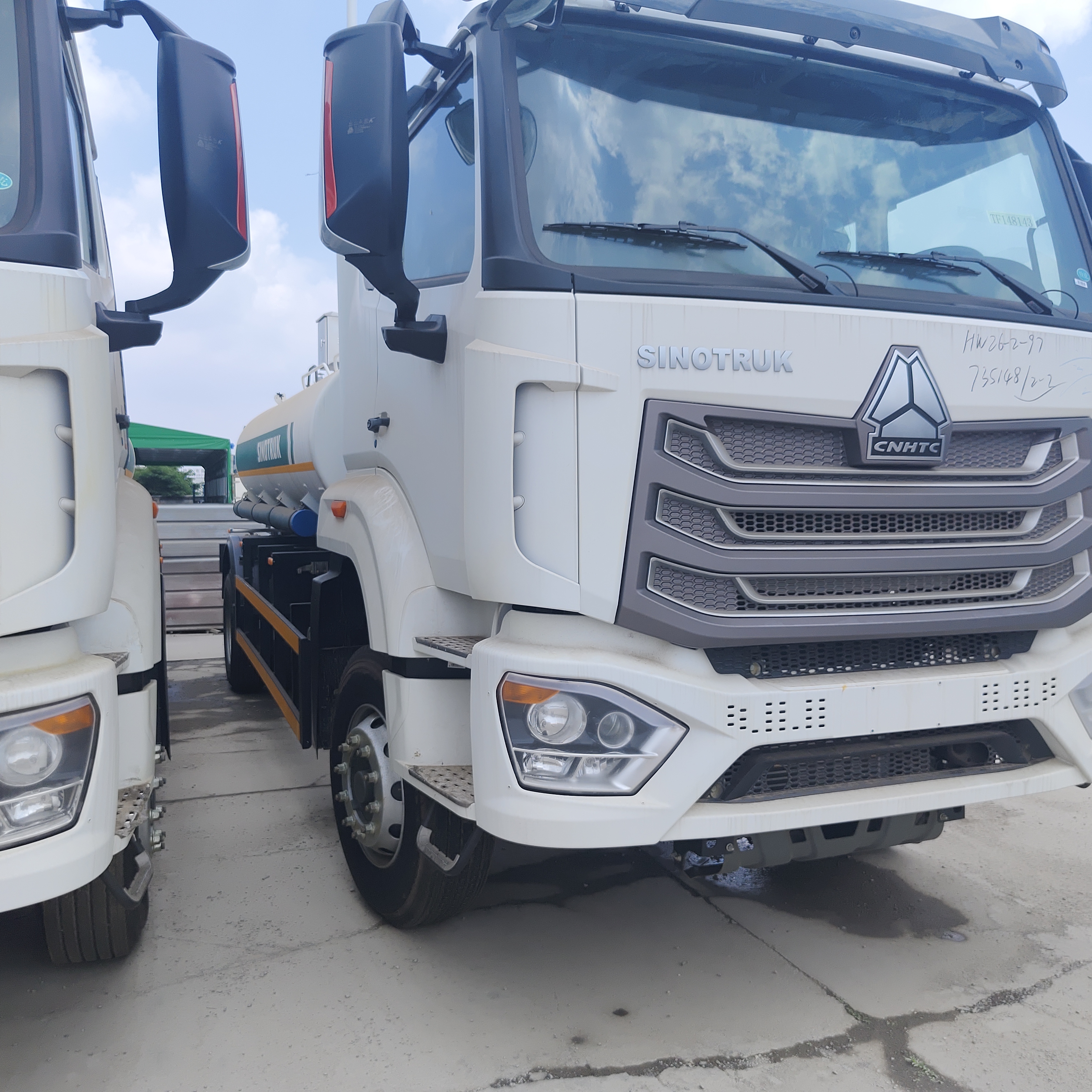 HOWO NX 6×4 CNG Fuel Tank Truck com motor de 400 HP e carga útil de 20T para transporte de diesel e gasolina
