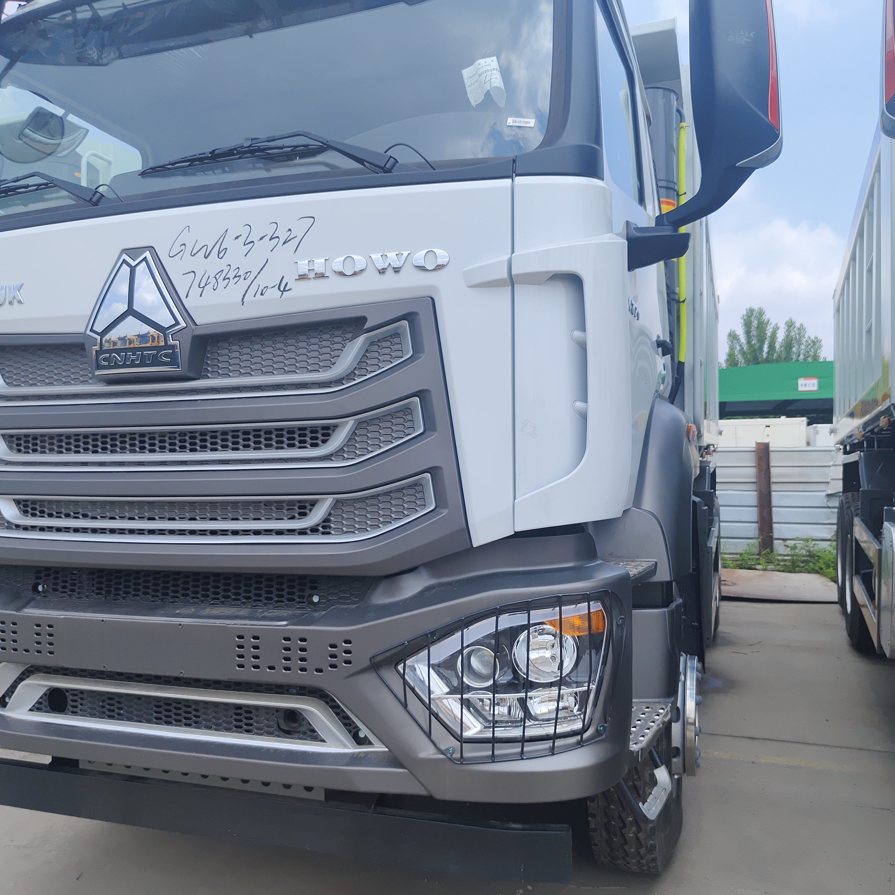 Caminhão basculante resistente HOWO NX 6×4 com motor 400HP e caçamba basculante 20CBM para mineração e construção