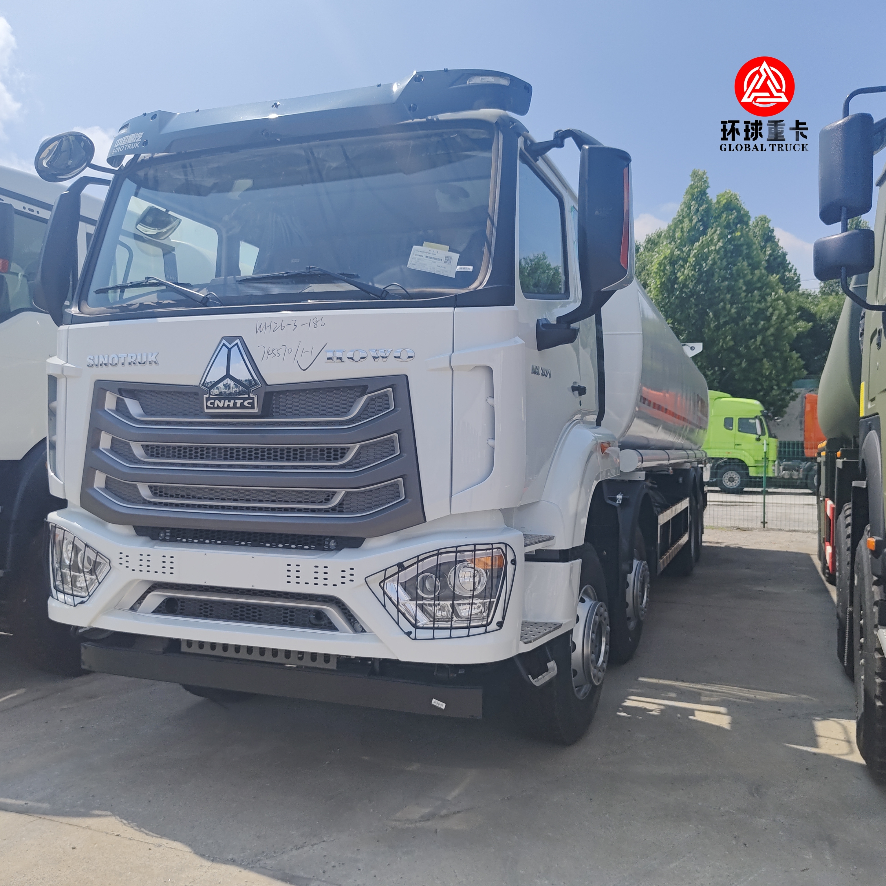 HOWO NX 8x4 30000L Camião de tanque de combustível Camião pesado diesel Bowser para transporte de combustível no Quénia